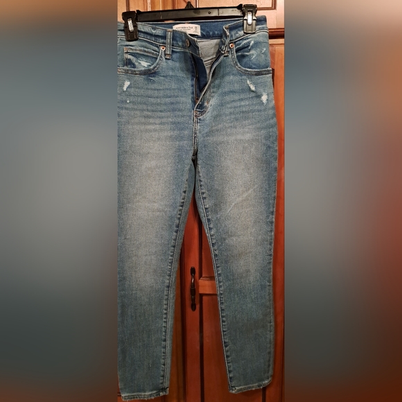 Ladies Abercrombie & Fitch High Rise Super Skinny Ankle Destressed Light Wash 26 - Picture 2 of 7
